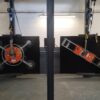 Deux palonniers à ventouse ViaVac en essai sur les plaques d'acier verticales de l'atelier CETEOVAC